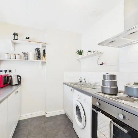 - Sleeps 4 - Cosy Apartment