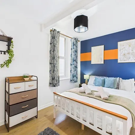 - Sleeps 4 - Cosy Apartment Whitehaven